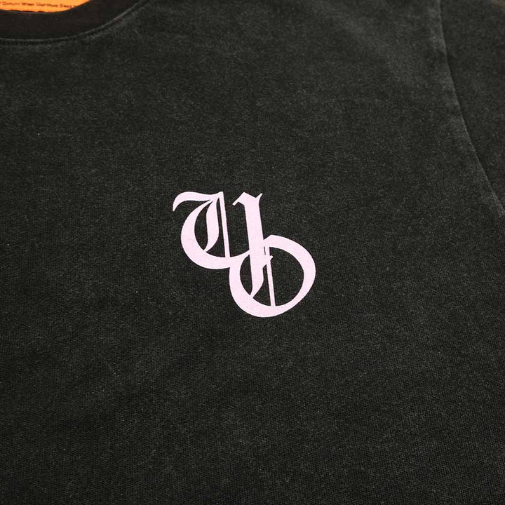 UNIVERSAL OVERALL - CHEMICAL WASH - PRINT TEE - OLD ENGLISH LOGO - U2523211